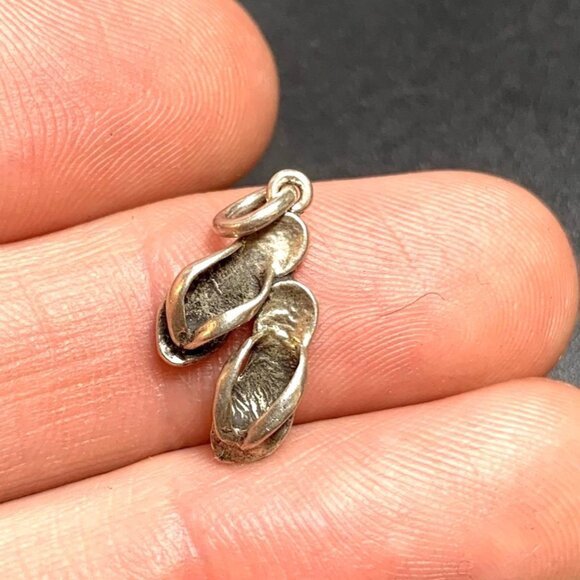 VTG Solid Sterling Silver 925 Sandals Flip Flop Textured Charm 0.75'' Length - Picture 1 of 10